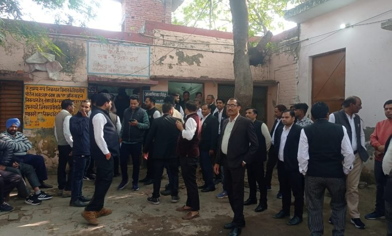 गाजियाबाद न्यायालय परिसर में अधिवक्ताओं पर हुए लाठी चार्ज के विरोध में बहेड़ी बार एसोसिएशन
